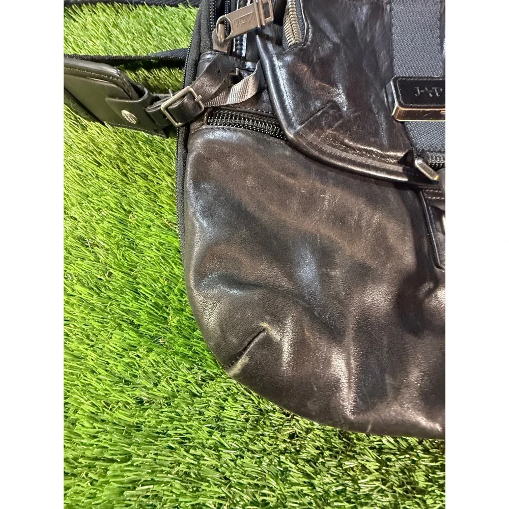 Tumi Black Leather Messenger Bag Crossbody Adjustable Strap‎